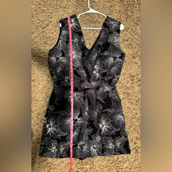 🌟Host Pick!!🌟Women’s Floral Romper. - Picture 4 of 6